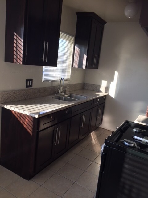 Foto del edificio - 2433 W Imperial Hwy