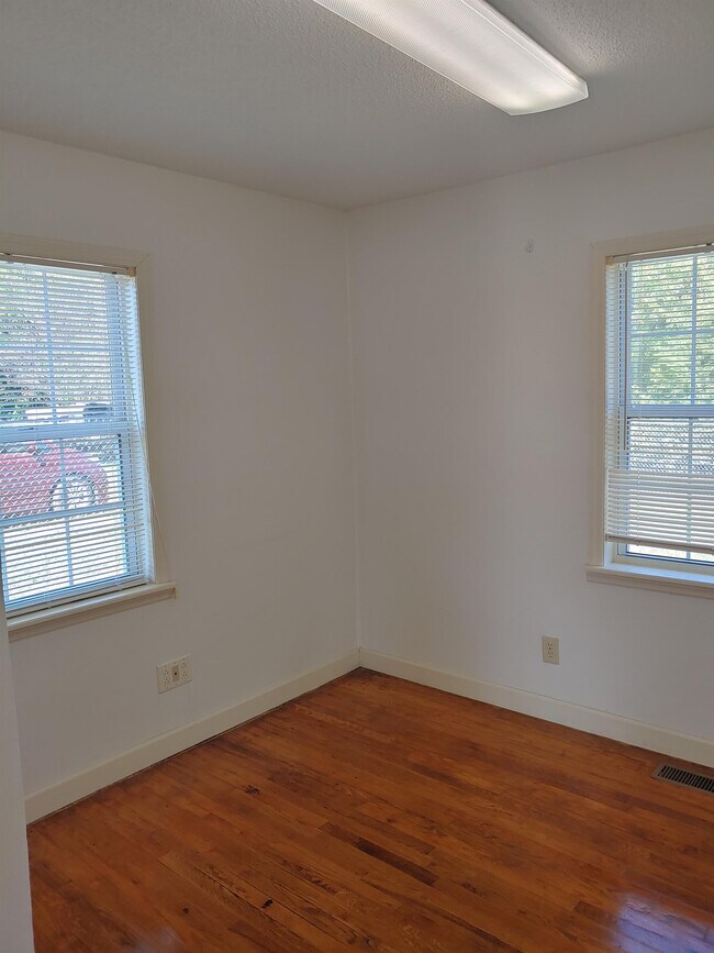 Building Photo - 2175 Lexington Rd