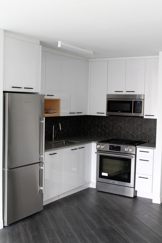 Primary Photo - 250 E Houston St