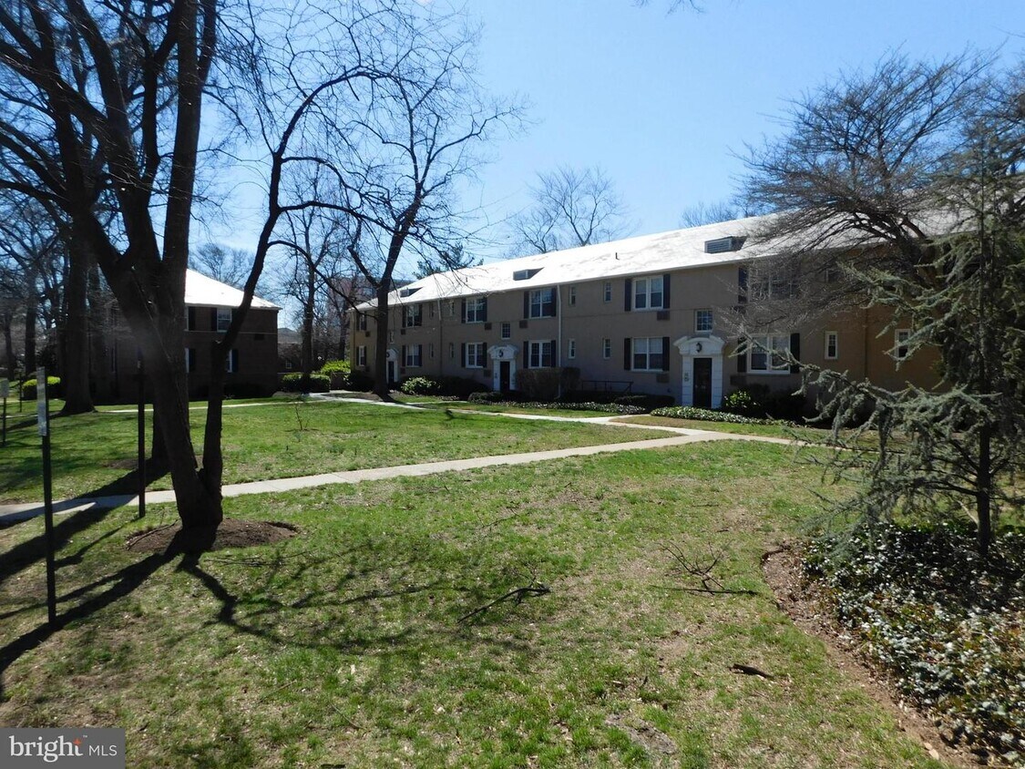 Primary Photo - 222 N George Mason Dr