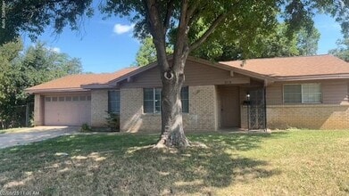 Building Photo - 212 Hallbrook Dr
