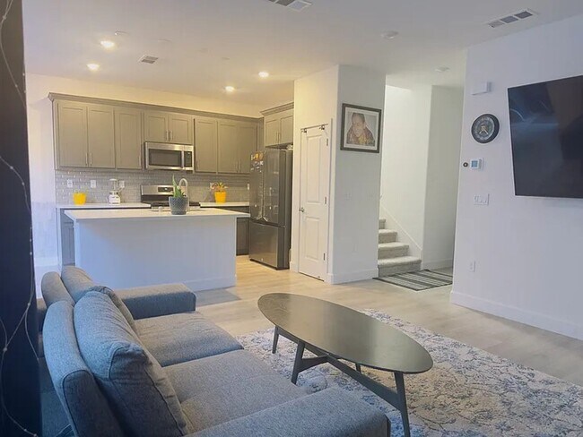 Foto del edificio - Beautiful Newer Pittsburg Home – 4 Bd, 3 Ba, close to BART Freeway and Shopping!