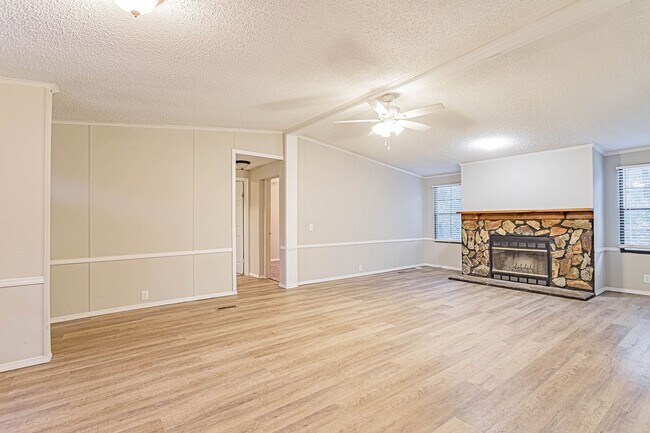 Building Photo - Large Mobile Home Close to Furman and Cher...