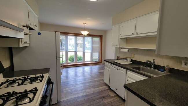 Building Photo - Stunning 4 Bedroom 2.5 Bathroom 3-Level Ho...