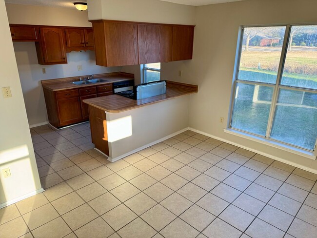 Building Photo - 6050 Somerset Dr