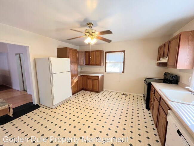 Building Photo - 2 br, 1 bath House - 17 E 13th