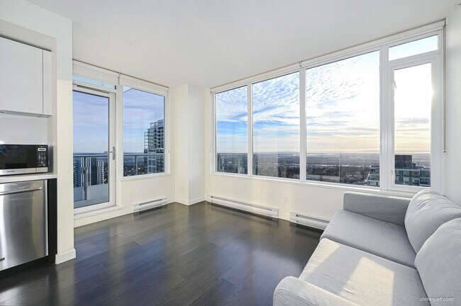 Photo du bâtiment - 6333 Silver Av