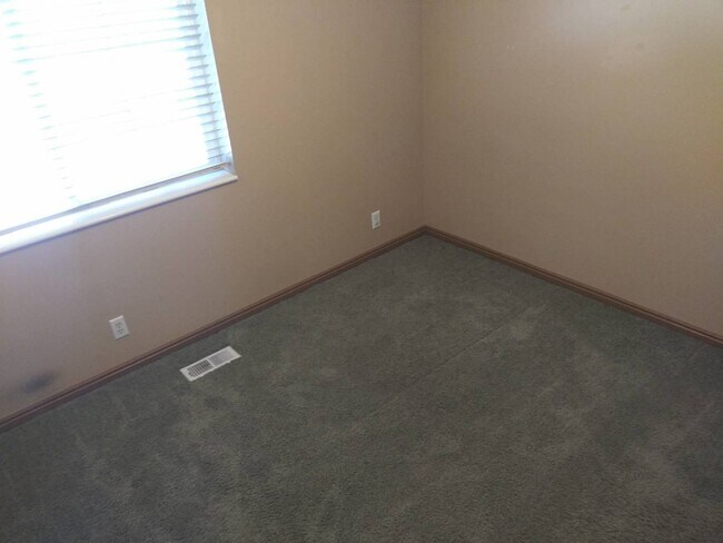 Building Photo - Beautiful Provo townhouse