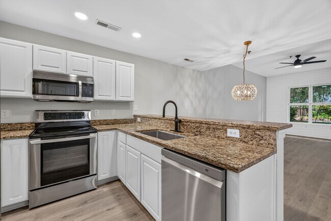 Building Photo - Modern Comfort in the Heart of Johns Island