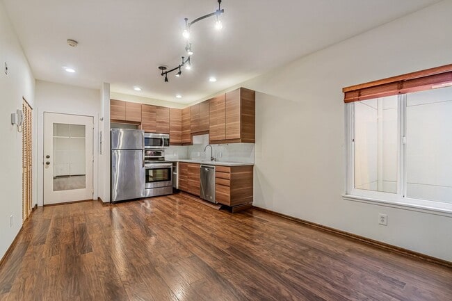 Building Photo - Spacious 1 Bed 1 Bathroom Capitol Hill Unit!