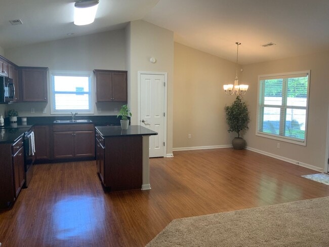 Building Photo - Move in ready home in New Bern