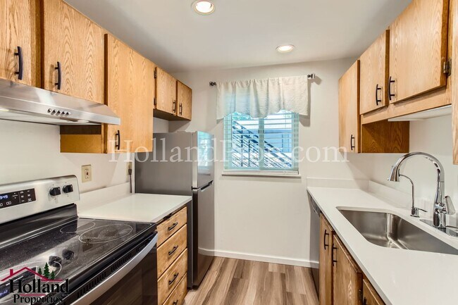 Building Photo - Single level condo in a Great Area!