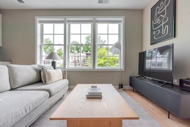 Foto del edificio - 2210 Wisconsin Ave NW