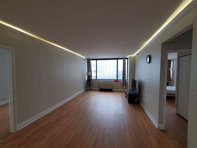 Building Photo - 45 River Dr S