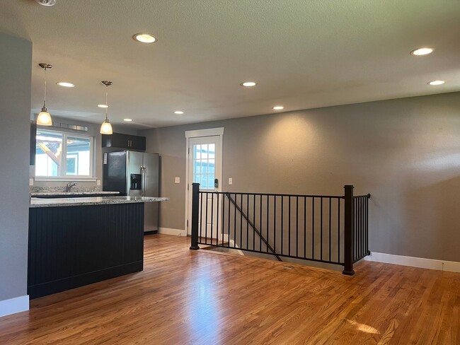 Foto del edificio - Beautiful 2 Bedroom + 2 Bonus Rooms, 3 Bat...