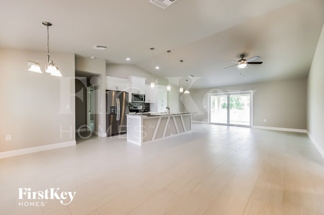 Foto del edificio - 845 Chezy St E