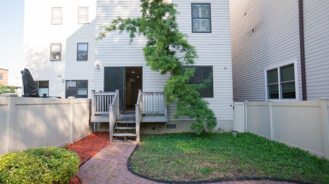 Patio interior - 31 Hackensack Plank Rd