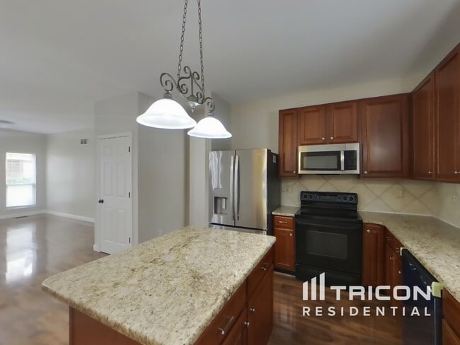 Building Photo - 621 Summer Stone Dr