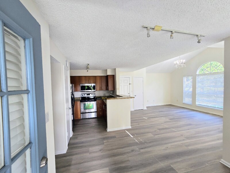 Foto principal - 1125 Crystal Way