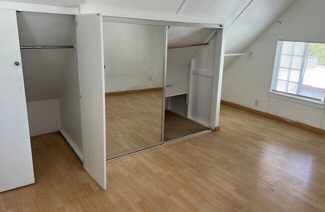 Armarios del dormitorio 1 - 3976 W 7th St