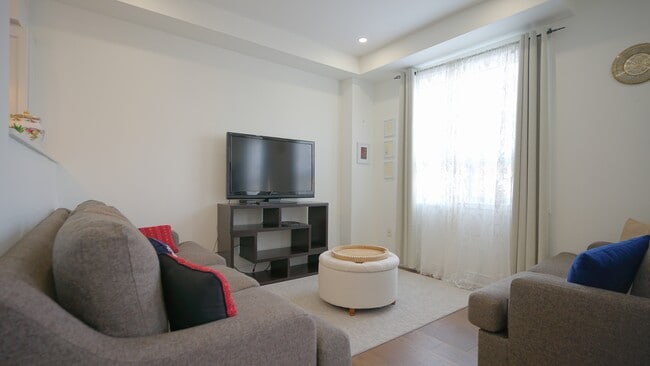 Photo du bâtiment - 7155-7155 Magistrate Terrace