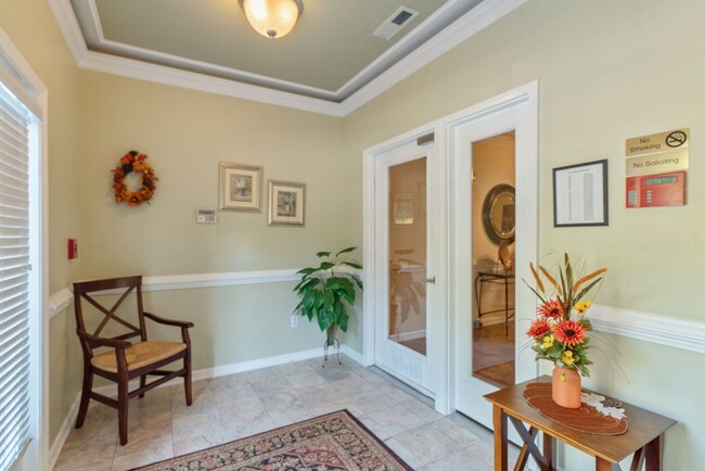 Building Photo - PRICE REDUCED!  ADORABLE 3 bedroom condo, ...