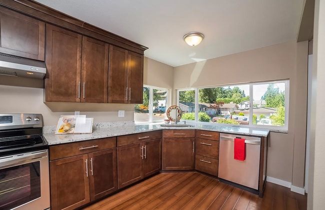 Kitchen on the Main - 1426 Queen Ave NE