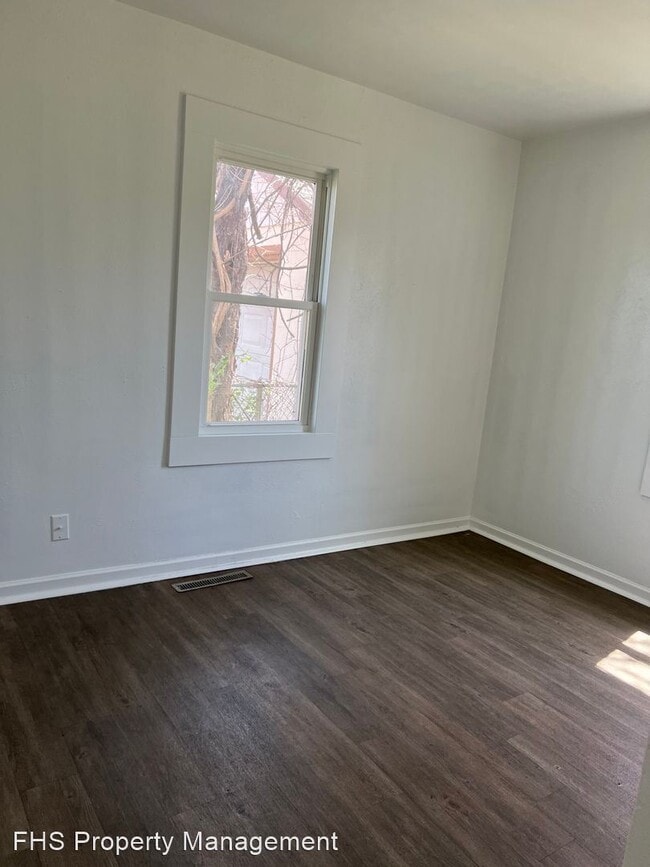 Building Photo - 3 br, 1 bath House - 1942 E Commercial St