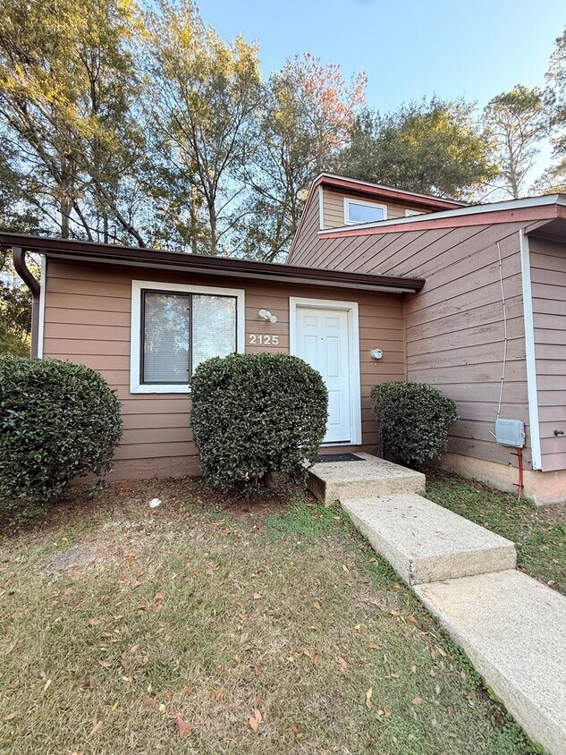 1 bedroom 1 bath townhouse! Off of Tharpe st! Available now! - 1 bedroom 1 bath townhouse! Off of Tharpe st! Available now!