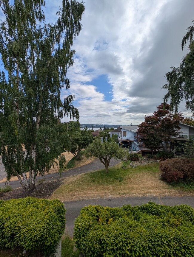 Building Photo - Manette View Apartment For Rent! Will Not Last Long! Available Now!