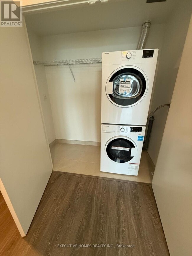 Photo du bâtiment - 2495 Eglinton Ave W