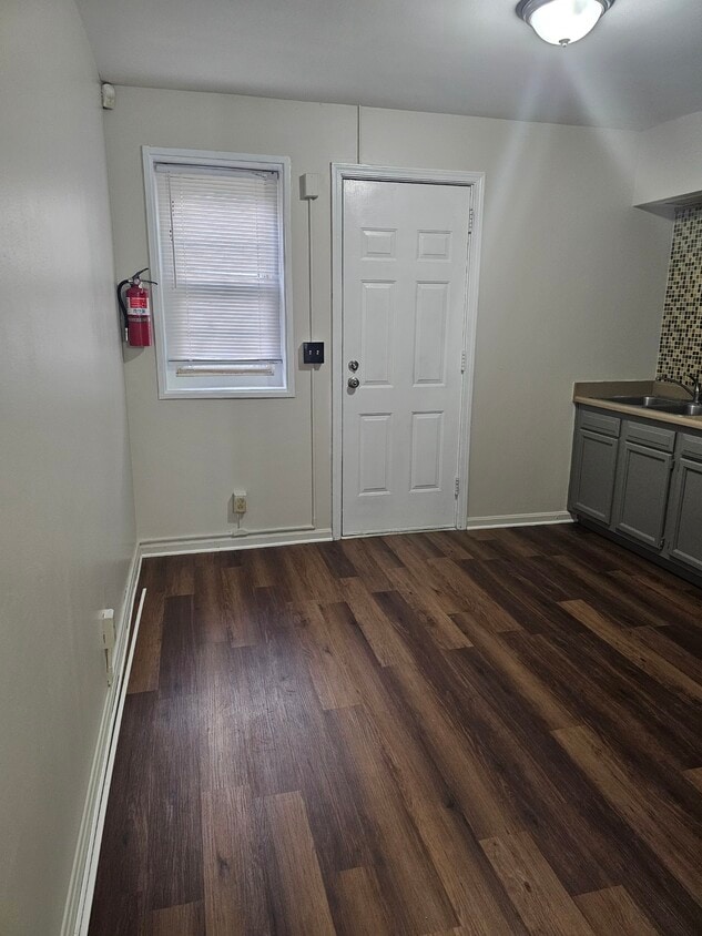 Building Photo - 1704 De Soto Terrace