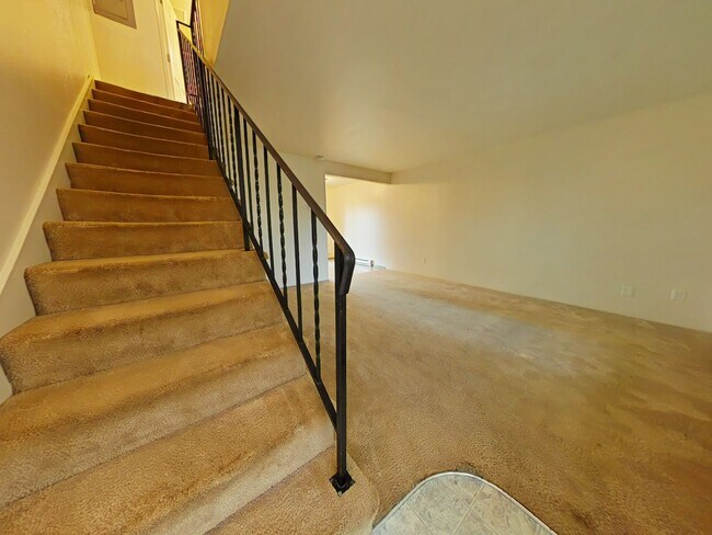 Building Photo - 2 Bedroom Apartment ~ Near 9th Street ~ Small Pet Friendly