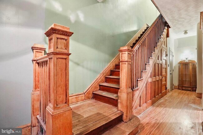 Building Photo - Huge 4 bedroom 2 bath two bonus rooms. MUS...