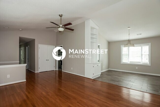 Building Photo - 4 Bedroom Pet-Friendly Home in Charlotte, NC with Main Street Renewal