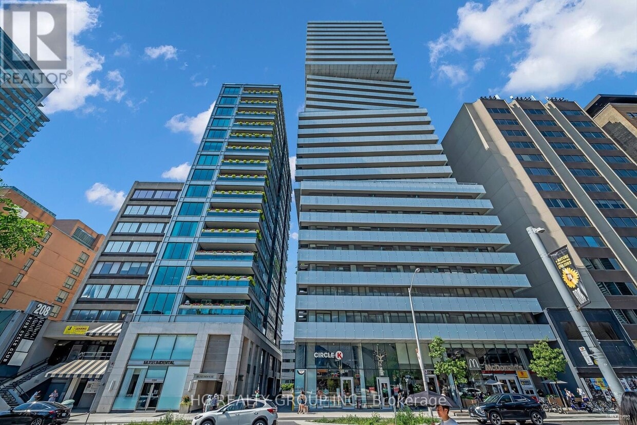 Photo principale - 200-200 Bloor St W
