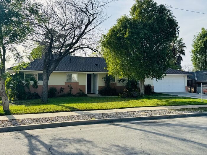 Primary Photo - Charming Thousand Oaks Home with Modern Up...