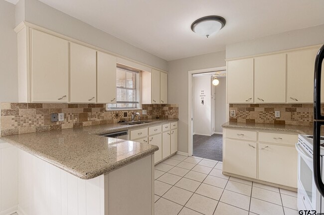 Building Photo - 804 Pam Dr