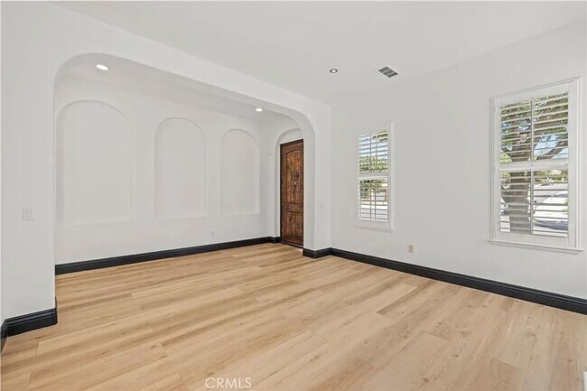 Building Photo - Stunning 5-Bedroom Pool Home with Private ...