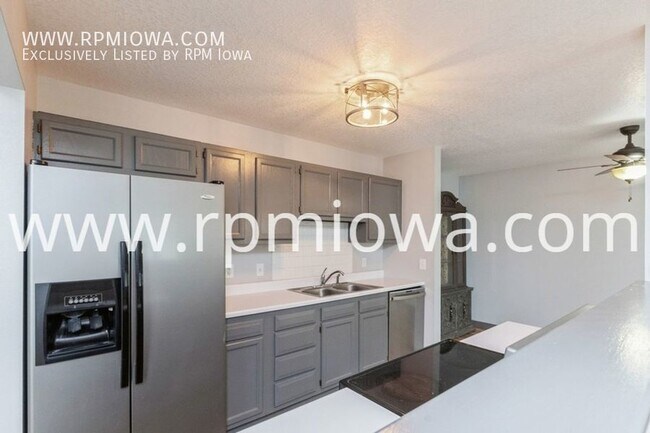 Building Photo - UPDATED FINISHES!! 2 Bedroom, 2 Bath Townh...