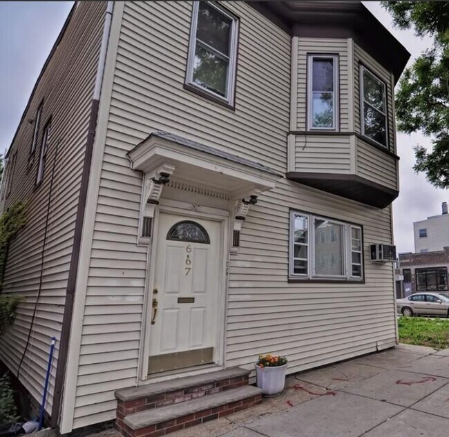 Building Photo - 667 Saratoga St