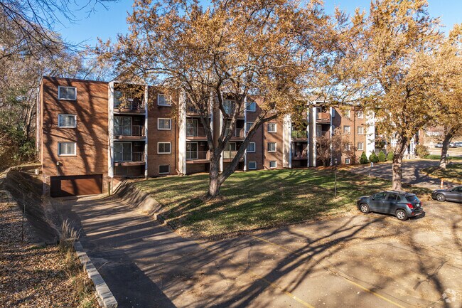 Entrada al garaje - Dale Terrace