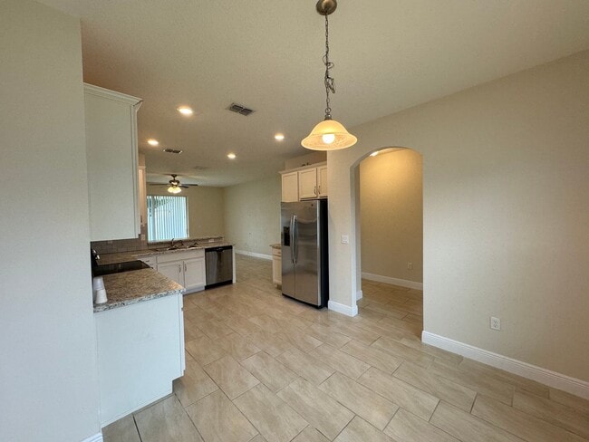 Foto del edificio - Charming 3-Bedroom, 3-Bath Home with Moder...