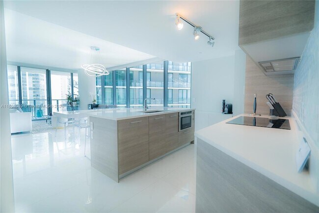 Foto del edificio - 650 NE 32nd St