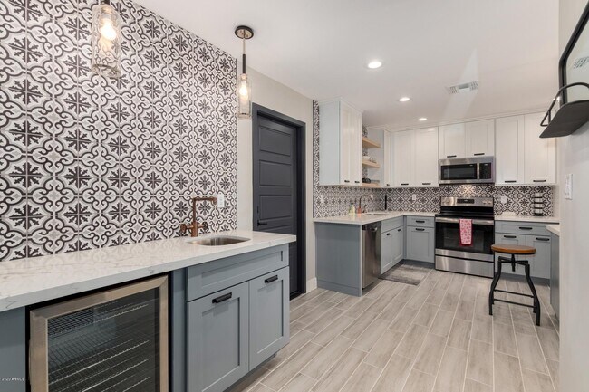 Foto del edificio - 6023 E Lewis Ave