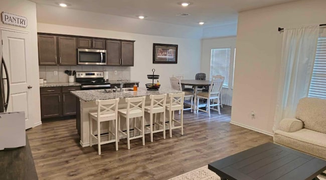 Building Photo - 713 Meadow Creek Ln