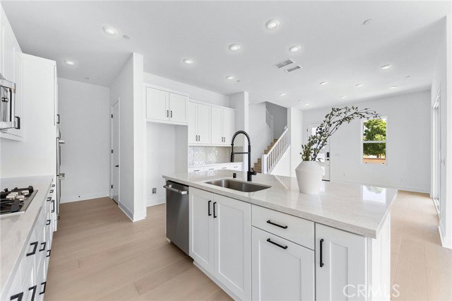 Building Photo - 123 Bosal