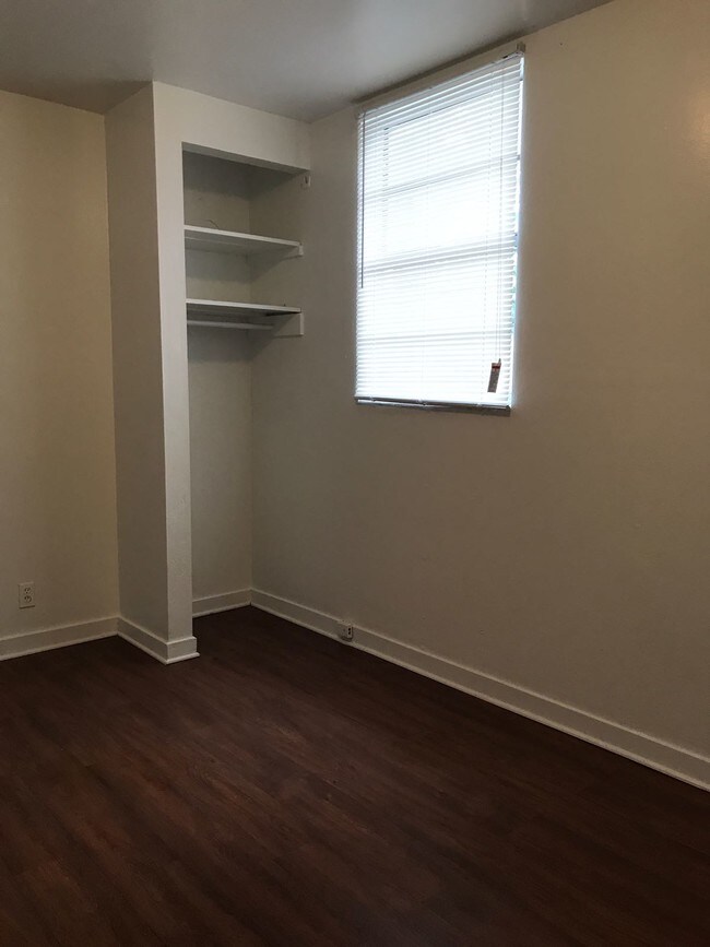 Foto del edificio - 1359 W 31st St