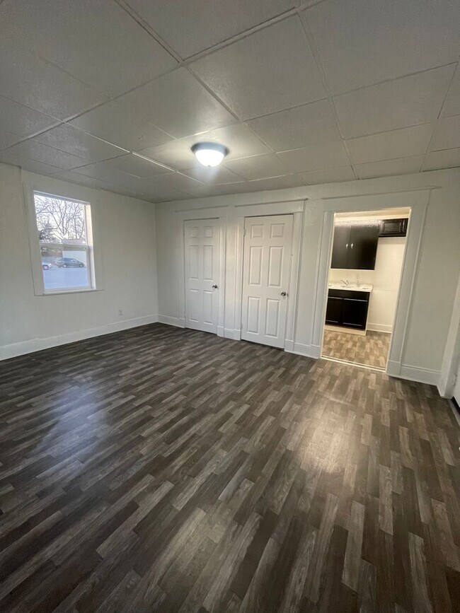 Building Photo - Newly Remodeled 1 bedroom duplex available...