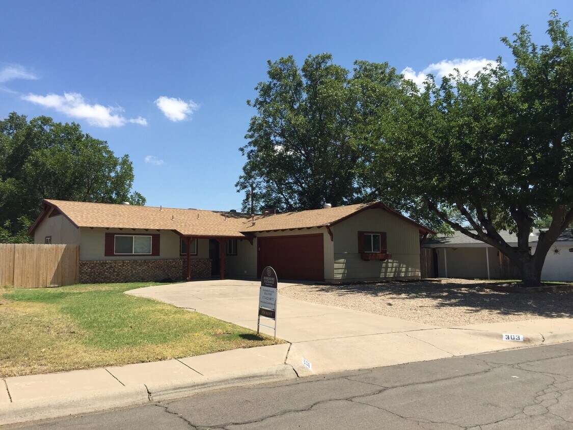Primary Photo - Spacious 3 bedroom House Available NOW!